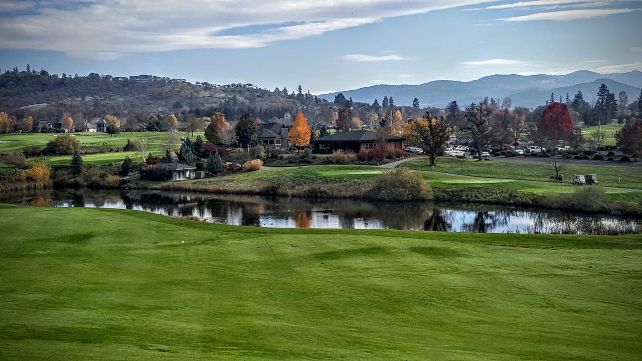 At Golf Club Hotel Eagle Point