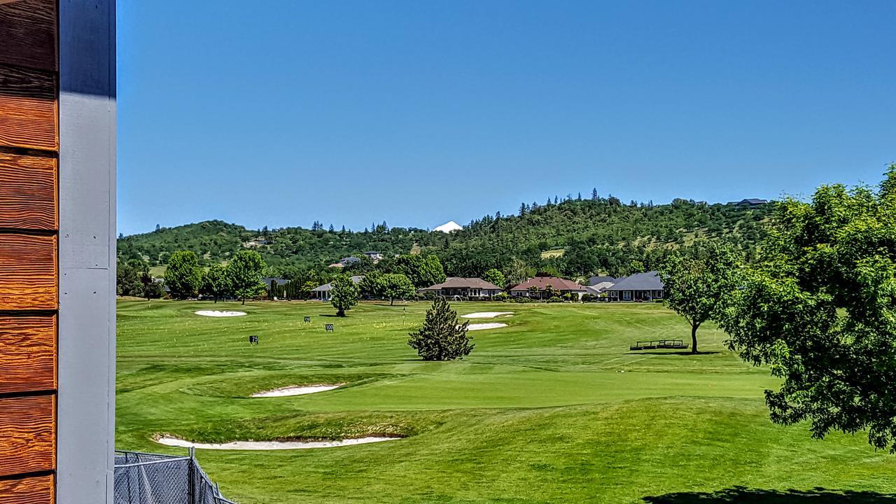 At Golf Club Hotel Eagle Point